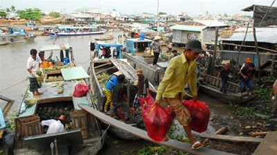 Transfert les marchandises des barques sur la terre